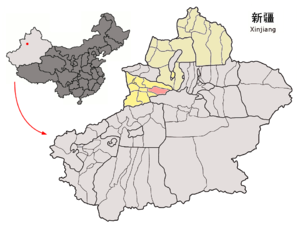 Localisation du xian de Xinyuan (en rose) dans la préfecture d'Ili (en jaune et écru)[1]