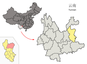 Localisation de la ville de Xuanwei dans sa juridiction (en rose) et la préfecture de Qujing (en jaune)