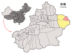 Localisation du xian de Yiwu (en rose) dans la préfecture de Hami (en jaune)