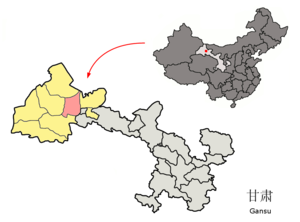 Localisation de la ville de Yumen dans sa juridiction (en rose) et la préfecture de Jiuquan (en jaune)