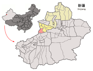 Localisation du xian de Zhaosu (en rose) dans la préfecture d'Ili (en jaune et écru)[1]