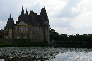 Mézangers Château Rocher étang.JPG