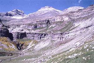 Le versant sud des Tres Serols : Cylindre de Marboré, Mont-Perdu et pic d'Añisclo ou Soum de Ramond vus du sentier des chasseurs (Vallée d'Ordesa).