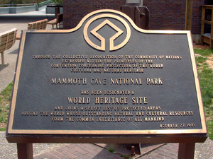 Stèle commémorant la nomination du parc au Patrimoine mondial de l'UNESCO