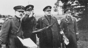 Nikolai Reek (deuxième à droite) dirige les manœuvres militaires de l'armée estonienne en compagnie du chef d'état-major finlandais Lennart Oesch (à gauche) en octobre 1938.