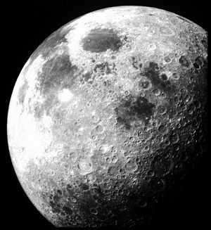 La lune, vue par Apollo 12. Mare Smythii est la zone sombre près de centre de la photo.