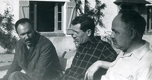 De gauche à droite : Mušič avec les peintres Manessier et Eudaldo, début des années 1960.
