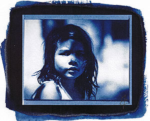 Niña .Colombie 1995 -Oro.cyanotypesur papier d'Arches d'après un négatif Polaroid 665 P/n 1995