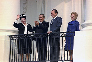 Jovanka Broz (à gauche) et Tito  (à sa gauche) en visite officielle à la Maison Blanche auprès du président américain Richard Nixon et de son épouse Pat, en 1971.