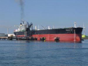 Oil tanker Omala in Rotterdam.jpg