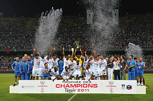 Le capitaine olympien Steve Mandanda, soulevant le Trophée des champions 2011 au stade de Tanger.