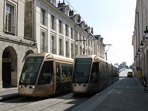 Deux rames du tramway d'Orléans à la station Royale - Châtelet