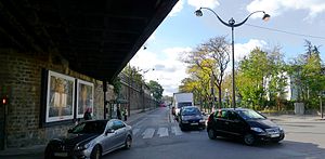 La croix est située au carrefour des rues de l'Évangile et d'Aubervilliers (à l'extrême droite de image de gauche) où elle n'est pas particulièrement visible. L'image de droite la présente de manière plus rapprochée.