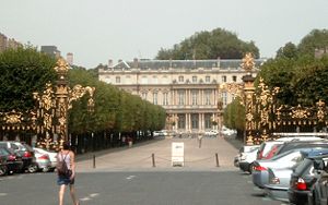 Place de la Carrière, au fond le Palais du Gouverneur