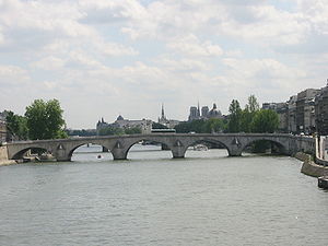 Pont Royal vu de la passerelle Solférino-closeup-20050628.jpg