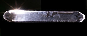  Mono cristal quartz artificiel fabriqué par méthode hydrothermale. (19.2 x 2.8 cm )
