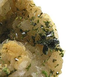 Rodalquilarite sur alunite, Mine à ciel ouvert de Wendy, Chili, taille de la vue: 2 x 2 cm, taille des cristaux: 3 mm maximum