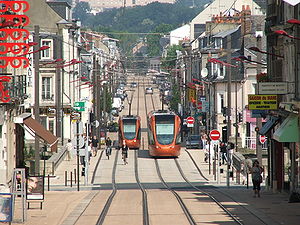 Deux rames du tramway du Mans dans la rue Gambetta
