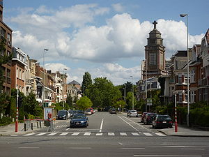 L'avenue des Glycines vue depuis le boulevard Lambermont et l'église Sainte-Suzanne à droite