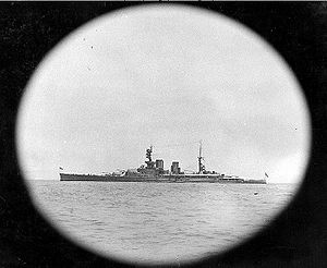 vue périscopique du croiseur de bataille britannique HMS Repulse