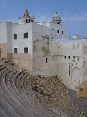 Vue d'une partie des tribunes du théâtre romain avec en arrière plan l'une des coupoles de la cathédrale de Cadix.