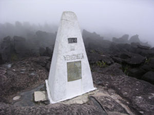 La triple frontière Brésil-Venezuela-Guyana, sur le Mont Roraima. - Uiramutã