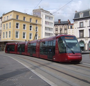 Rame du tramway de Clermont-Ferrand traversant la place de Jaude