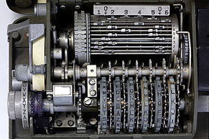 La M-209, machine à chiffrer conçue et utilisée par les États-Unis pendant la Seconde Guerre mondiale.  (définition réelle 5 391 × 3 594)