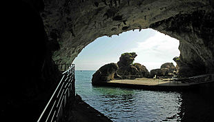 Image de l'entrée de la grotte vue depuis l'intérieur