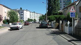 Exemple d'utilisation du panneau A21 sur une rue résidentielle