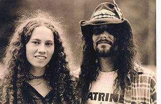 Photographie d'une femme et d'un homme hippies