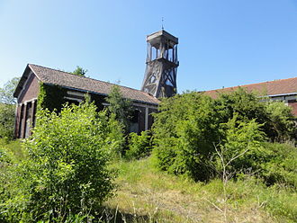 Photographie de la fosse no 6 des mines de Lens, telle qu'elle existe depuis sa reconstruction dans les années 1920.