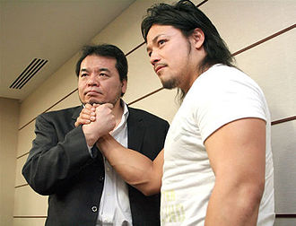 Mitsuharu Misawa (gauche) et Gō Shiozaki en 2009.