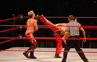 Shawn Michaels exécutant le Sweet Chin Music sur Chris Jericho.