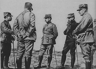 Le général Humbert, se tenant le menton avec à sa droite Auguste Dubail et de dos Heimann, en Argonne en 1915.