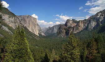La vallée de Yosemite dans le parc national de Yosemite (Californie). Elle est située dans la Sierra Nevada et parcourue par la rivière Merced. (définition réelle 2 549 × 1 527)