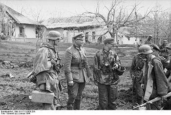 Karl Lorenz (l'officier avec les jumelles) en 1944.