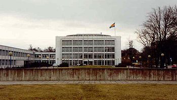 Parlamentsbyggnaden i Mariehamn, våren 1991..jpg
