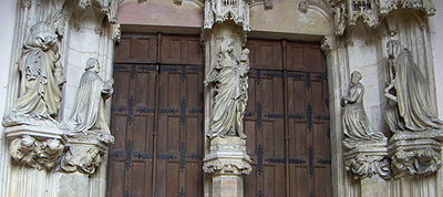 Portail de l'église avec les groupes de Claus Sluter et la Vierge à l'enfant du trumeau