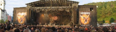 Vue panoramique de la scène du Earthshaker Fest 2005 durant la préstation de Dimmu Borgir