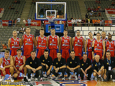 L'equipe 2007, avec le staff technique, posant devant un panier.