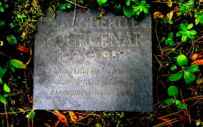 Plaque funéraire de Marguerite Yourcenar.