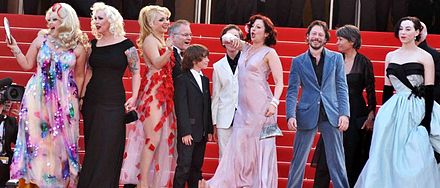 Tous les acteurs du film Tournée sur les marches du palais des festivals à Cannes