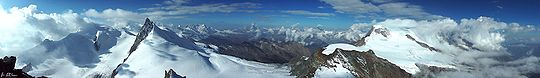 photo panoramique des alpes suisses prise depuis le sommet de l'« Allalinhorn »