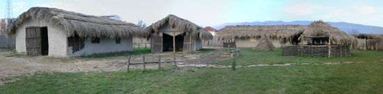 Photographie de la reconstitution moderne du village de Toumba Madjari