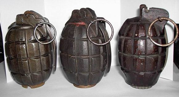 Trois grenades de profil.