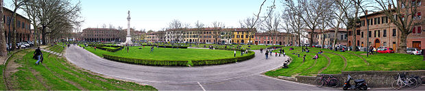 Image panoramique de la piazza Ariostea
