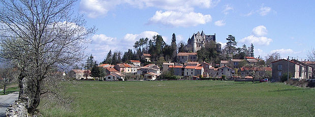 Vue du village de Montdardier au pied du château