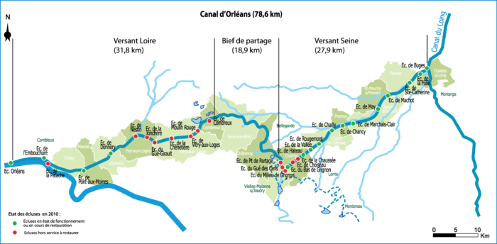  Schéma représentant, en bleu sur fond blanc, les territoires des communes étant colorées selon deux tonalités de vert, le tracé du canal d’Orléans, les écluses et les communes traversées. Ces éléments sont décrits textuellement dans l’article détaillé intitulé « liste des ouvrages du canal d’Orléans ».
