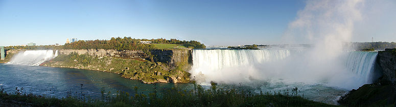 Vue panoramique des Chutes Niagara.